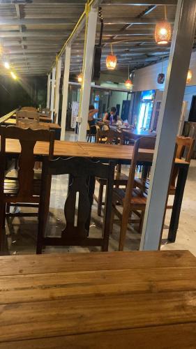 een houten tafel en stoelen in een restaurant bij Mekong backpackers 2 in Pakbeng