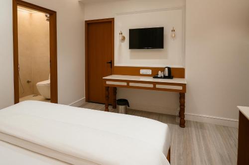 Cama o camas de una habitación en IQ Hotels - Just Steps Away from Kashi Vishwanath Temple, Varanasi