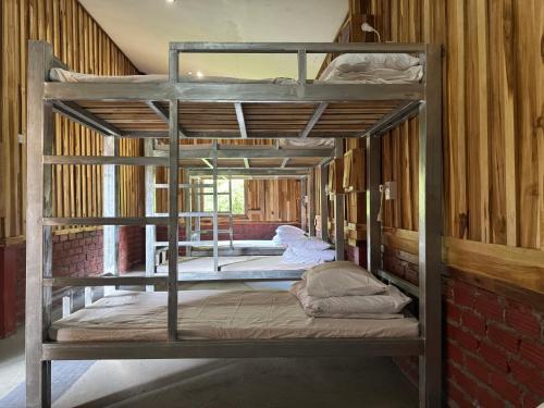 NongkhiawPetros Hostel的房间里有几张双层床