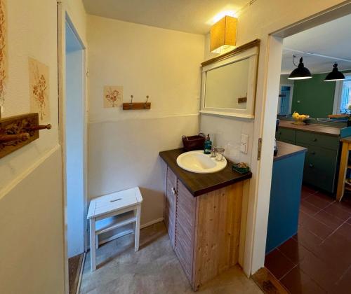 y baño con lavabo y tocador con espejo. en Liebenswertes Sommerhaus in Seenähe, en Bad Saarow