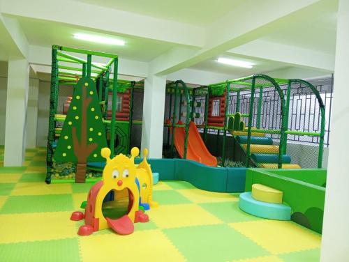 Dětský klub v ubytování Luxurious two bedroom apartment with swimming pool fully equipped gym ample parking space and a relaxing rooftop with breathtaking views in lavington