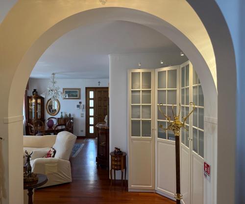 カヴァッリーノ・トレポルティにあるGiardino Fioritoのリビングルーム(ソファ、テーブル付)のアーチ型