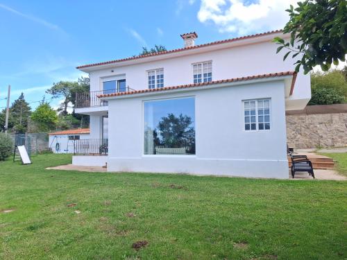 Casa con vistas al mar, campo y barbacoa