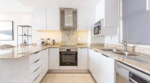 Η κουζίνα ή μικρή κουζίνα στο Andringa Walk, Modern 2 Bedroom Apartment