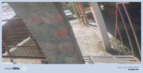 マナリにあるHotel manali lifeの門のある建物の隣にある石柱