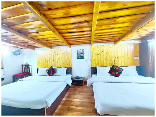 Postel nebo postele na pokoji v ubytování Hotel R-R - Residency Nainital Near Mall Road & Lake - Free Wi-Fi -Restaurant - Best Vacation Stay with Family - Top Rated Hotel In Nainital
