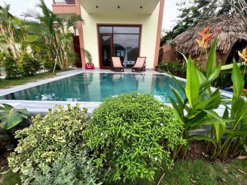 a villa with a swimming pool in a resort at Tam Coc Horizon Retreat in Vũ Lâm