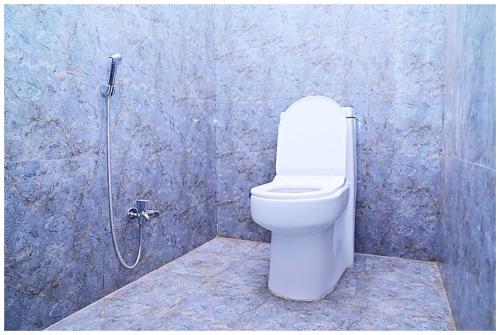 Ένα μπάνιο στο VNX - HOTEL Nath # PALACE Near Kashi Vishwanath Temple - Free Public Parking and Wifi Facilities - Air Conditioning Room