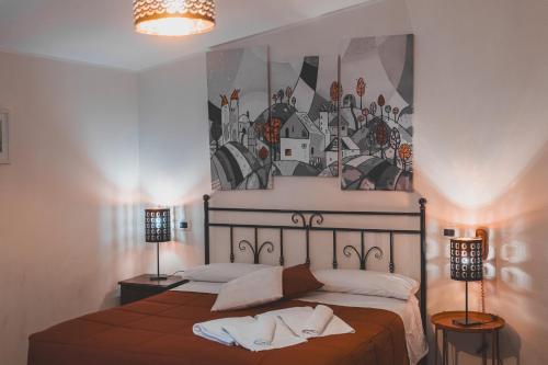 Un dormitorio con una cama con un cuadro en la pared. en Agriturismo Supramurgia, en Cassano delle Murge