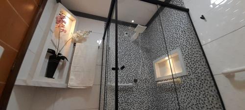 a shower with a glass door in a bathroom at Casa há 300m do PARQUE DA CIDADE - COP 30 in Belém