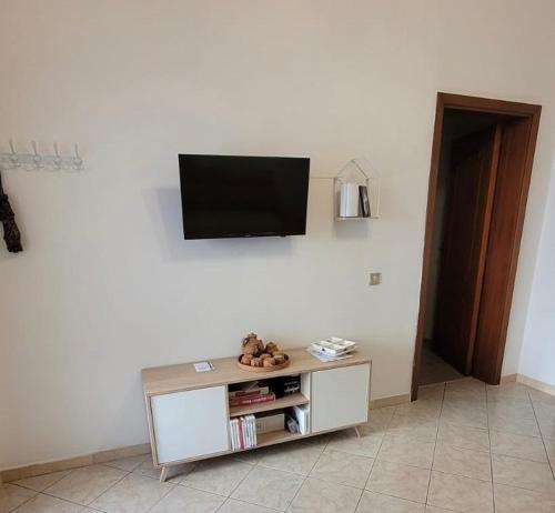 a living room with a tv on a white wall at Casa Vacanze Janas in Assemini