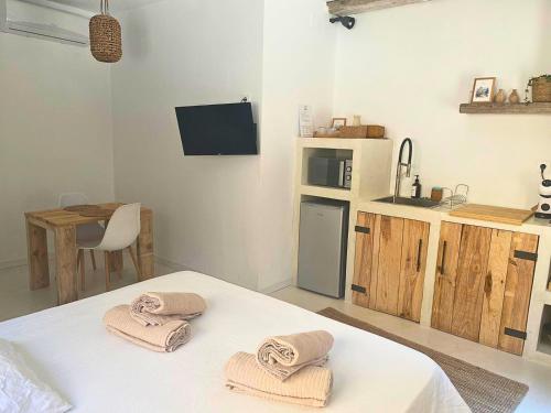 a room with a bed with towels on top of it at Nomad Home in Huerta de Vero