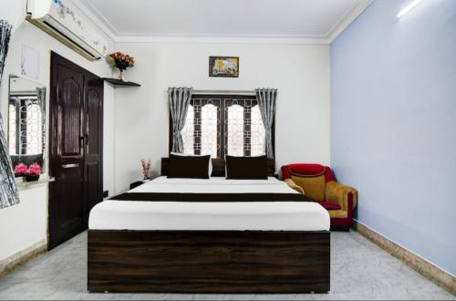 Una cama o camas en una habitación de Smriti Stay GD Park