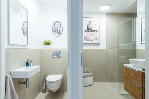 Koupelna v ubytování Dünenloft 53 Ameland - tolle, komplett renovierte Ferienwohnung für bis zu 4 Personen - Haustiere herzlich willkommen - Balkon ausgerichtet nach Süden