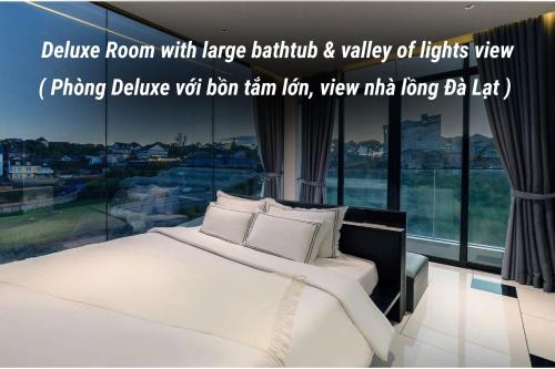 Una cama o camas en una habitación de The Unique Home & Cafe Da Lat - Night Light View