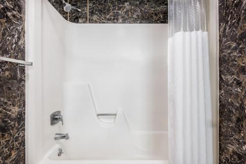 Kupatilo u objektu Travelodge by Wyndham Hershey