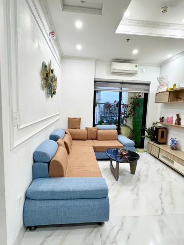 a living room with a couch and a table at Happiest Homestay 2 - Manor Crown Hue in Thôn Trường Giang