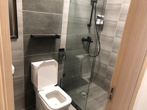 MarimbetiにあるHotrine Homesのトイレとシャワー付きのバスルーム