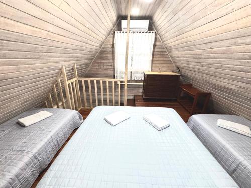 a bedroom with two beds and a window at Cabaña Show Piscina Lagoa - Camping Carrion in Itu