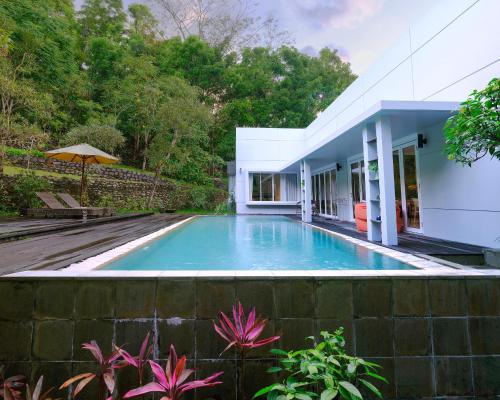 a swimming pool in the backyard of a house at La Quoriena Botanical Villa & Cafe' in Labuan Bajo
