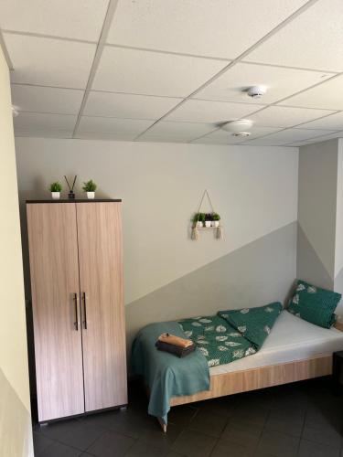 Postel nebo postele na pokoji v ubytování Šiauliu apartamentai