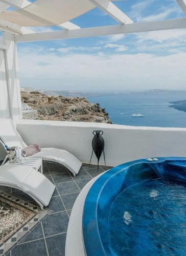 Camera con vasca da bagno e vista sull'oceano. di Imerov Love Suites a Imerovigli