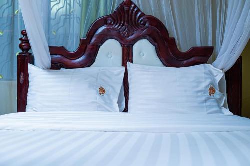 Letto o letti in una camera di Romeos Hotel Kampala