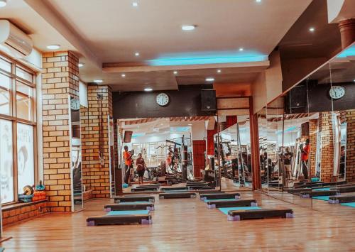 Palestra o centro fitness di Romeos Hotel Kampala