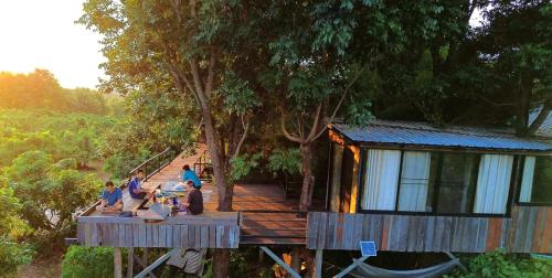 Επισκέπτες που μένουν στο Napahong Treehouse forest camp
