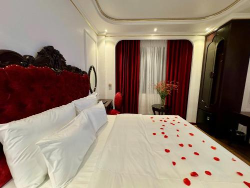 Ένα ή περισσότερα κρεβάτια σε δωμάτιο στο Royal Hotel Thanh Trì