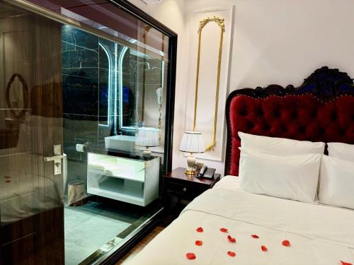 Ένα ή περισσότερα κρεβάτια σε δωμάτιο στο Royal Hotel Thanh Trì
