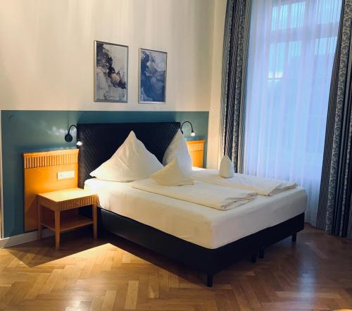 Ένα ή περισσότερα κρεβάτια σε δωμάτιο στο Villa Thea Hotel am Rosengarten