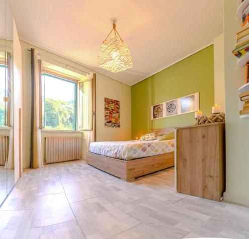 une chambre avec un lit et une grande fenêtre dans l'établissement La casetta della Nini - Stay Explore and Love Cinque Terre, à La Spezia