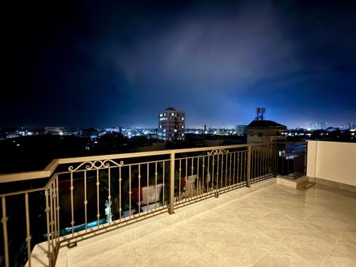 Μπαλκόνι ή βεράντα στο Royal Hotel Thanh Trì