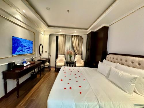 Ένα ή περισσότερα κρεβάτια σε δωμάτιο στο Royal Hotel Thanh Trì
