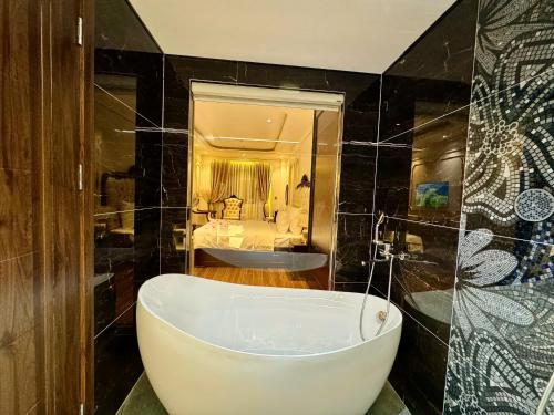 Ένα μπάνιο στο Royal Hotel Thanh Trì