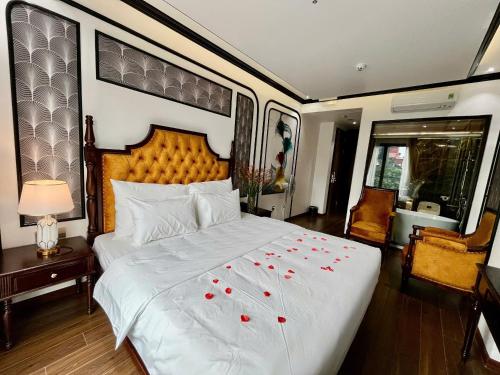 Ένα ή περισσότερα κρεβάτια σε δωμάτιο στο Royal Hotel Thanh Trì