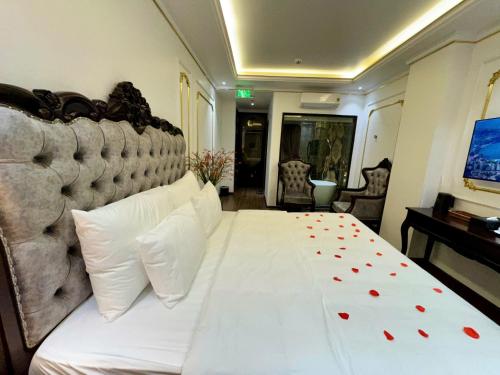 Ένα ή περισσότερα κρεβάτια σε δωμάτιο στο Royal Hotel Thanh Trì