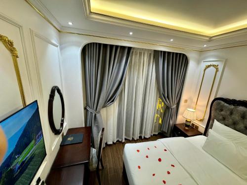 Ένα ή περισσότερα κρεβάτια σε δωμάτιο στο Royal Hotel Thanh Trì