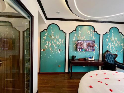 Ένα ή περισσότερα κρεβάτια σε δωμάτιο στο Royal Hotel Thanh Trì