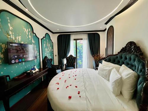 Ένα ή περισσότερα κρεβάτια σε δωμάτιο στο Royal Hotel Thanh Trì