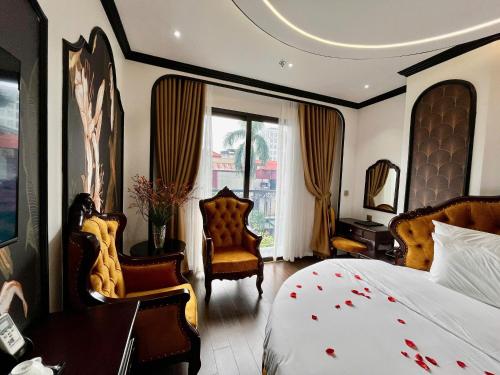 Ένα ή περισσότερα κρεβάτια σε δωμάτιο στο Royal Hotel Thanh Trì