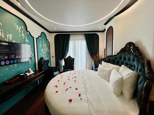 Ένα ή περισσότερα κρεβάτια σε δωμάτιο στο Royal Hotel Thanh Trì