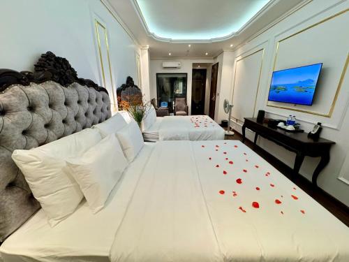 Ένα ή περισσότερα κρεβάτια σε δωμάτιο στο Royal Hotel Thanh Trì