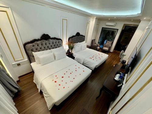 Ένα ή περισσότερα κρεβάτια σε δωμάτιο στο Royal Hotel Thanh Trì
