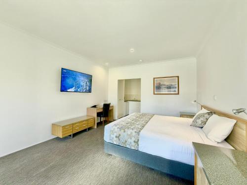 a hotel room with a bed and a desk at Albury Paddlesteamer in Albury