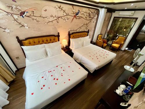 Ένα ή περισσότερα κρεβάτια σε δωμάτιο στο Royal Hotel Thanh Trì