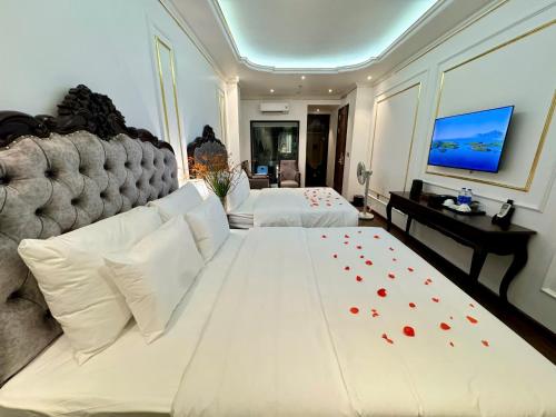 Ένα ή περισσότερα κρεβάτια σε δωμάτιο στο Royal Hotel Thanh Trì