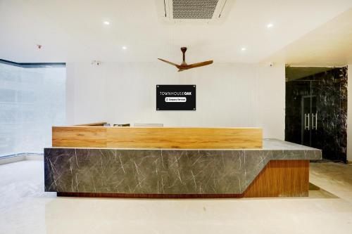 a counter in a room with a ceiling at Super Townhouse Oak AIIMS Walmi Govindpur in Patna