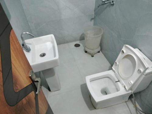 Un baño de Hotel Royall Inn2